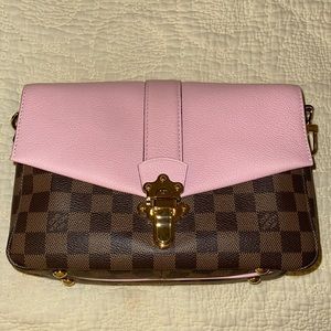 LOUIS VUITTON
Damier Ebene Clapton Magnolia